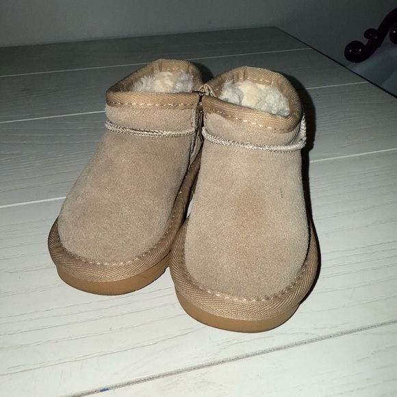 Sunshine+Sass | tan short boots, toddler girl size 6 - Picture 2 of 2
